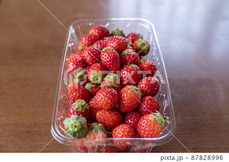 パックに入っている小粒のいちご パックに入っている小粒のいちご 87828996