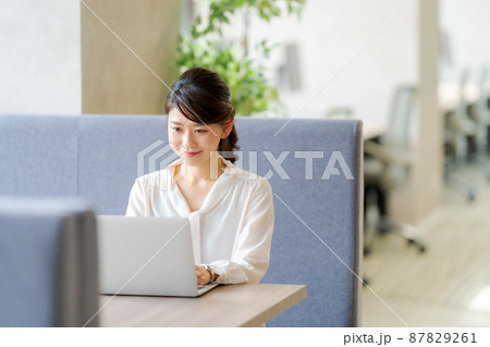 30代女性とオフィスとビジネス 87829261