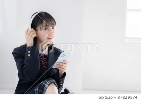 高校生のポートレート　ヘッドフォンで音楽を聴く女子高生 87829574