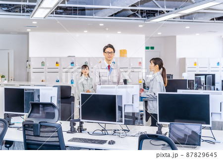 オフィス移転　作業着を着た女性とスーツを着た女性 87829645