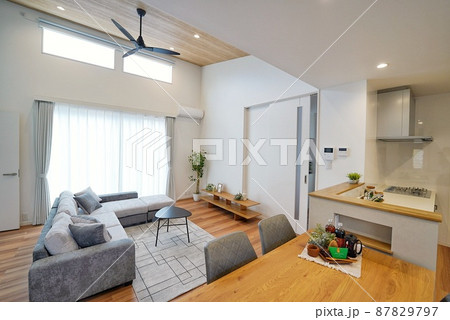 天井が高い平屋のリビングダイニング 87829797