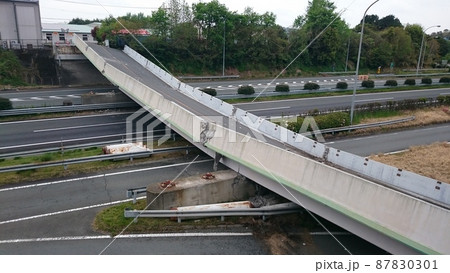 熊本地震　高速道路の橋崩落 87830301