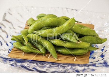 ガラスの器に入った枝豆 87830363