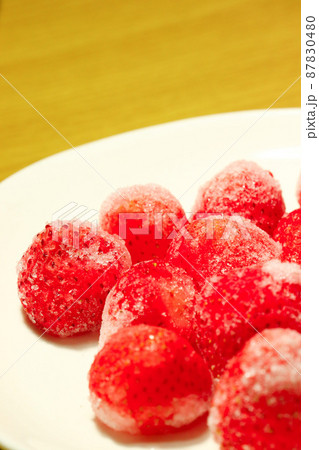 白いお皿に移した冷凍いちご 87830480