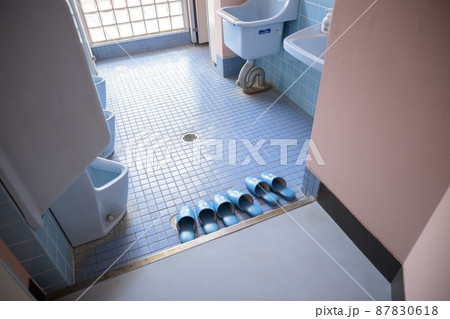 昔の男子トイレのイメージ スリッパあり 昔の男子トイレのイメージ スリッパあり 87830618