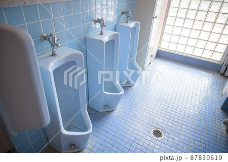 昔の学校の男子トイレのイメージ 昔の学校の男子トイレのイメージ 87830619
