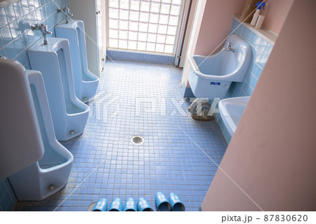 昔の学校の男子トイレのイメージの写真素材 [87830620] - PIXTA