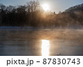 屈斜路湖から望む日の出 87830743