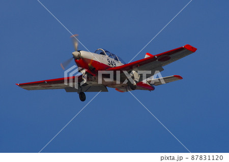 着陸する航空自衛隊のT-7練習機 87831120