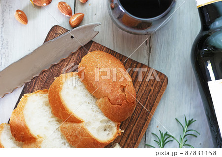 フランスパンのバゲットと赤ワイン 87831158