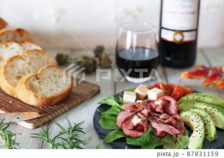 ローストビーフとアボガドのオードブルおつまみと赤ワイン 87831159
