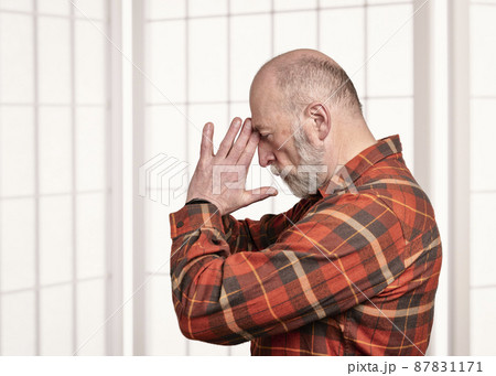 senior man is practicing acupressure therapy 87831171