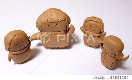 子供が作った粘土の親子人形 子供が作った粘土の親子人形 87831192