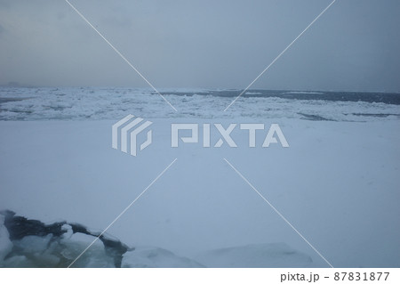 網走のおーろら号から見た、海面を埋め尽くす流氷 87831877