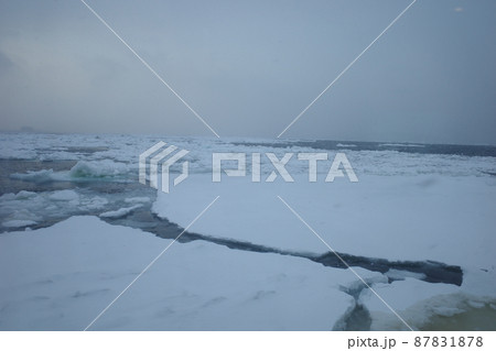 網走のおーろら号から見た、海面を埋め尽くす流氷 87831878