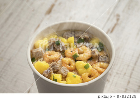 インスタントラーメン　カップ麺 87832129