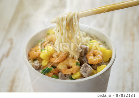 インスタントラーメン　カップ麺 87832131