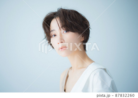 ショートヘアの女性　 87832260