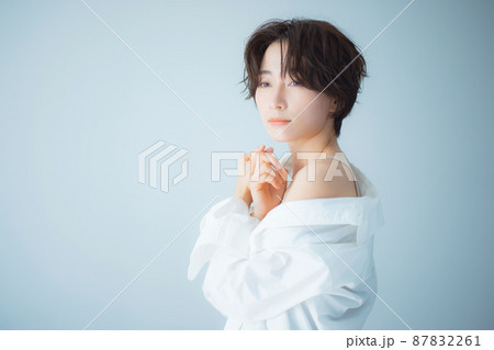 ショートヘアの女性 ショートヘアの女性 87832261