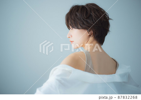 ショートヘアの女性 ショートヘアの女性 87832268
