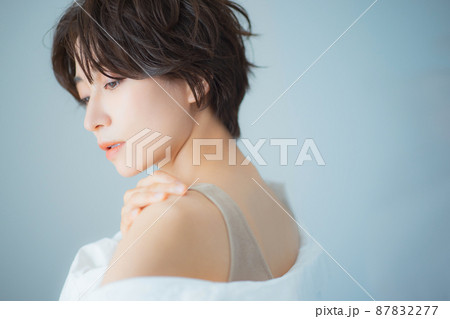 ショートヘアの女性 ショートヘアの女性 87832277
