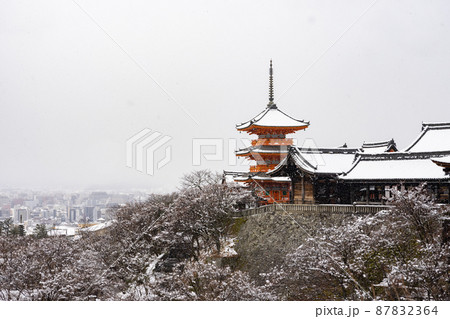 雪の清水寺 87832364