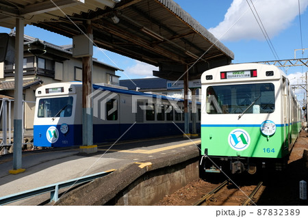 泊駅で行き違いをする四日市あすなろう鉄道の電車 87832389