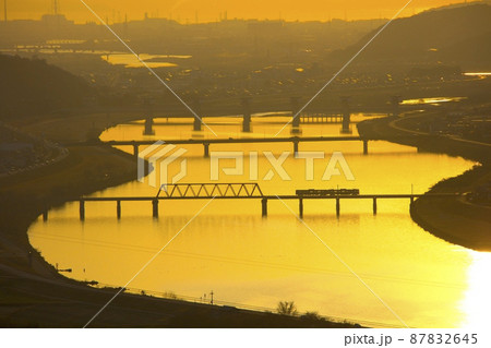 黄金色に染まる加古川とJR加古川線、厄神鉄橋/遠景に播磨灘/正法寺山展望広場より 黄金色に染まる加古川とJR加古川線、厄神鉄橋/遠景に播磨灘/正法寺山展望広場より 87832645