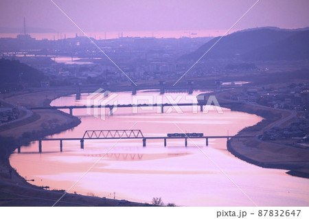 夕暮れ染まりゆく加古川とJR加古川線、厄神鉄橋/遠景に播磨灘/正法寺山展望広場より 87832647