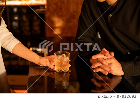カウンターでお酒を飲む男と女　Affair 87832692
