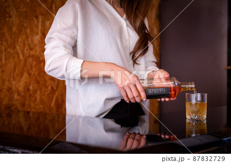 グラスにお酒を注ぐ手元 BAR グラスにお酒を注ぐ手元 BAR 87832729