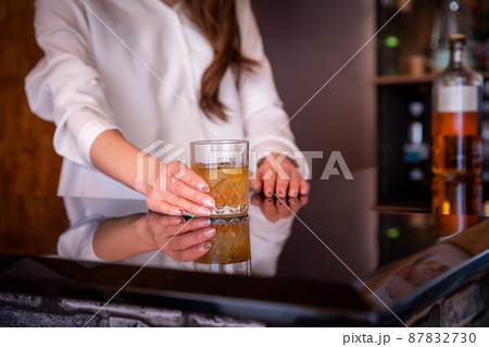 頬杖をついてお酒を飲む女性 BAR 頬杖をついてお酒を飲む女性 BAR 87832730