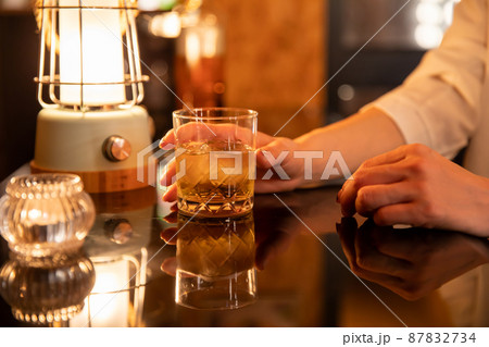 カウンターでお酒を楽しむ女性 BAR カウンターでお酒を楽しむ女性 BAR 87832734