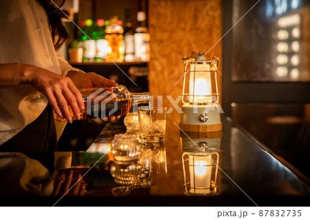 カウンターでお酒をつくる女性　bar 87832735