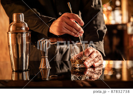 お酒をつくるバーテンダー　BAR 87832738