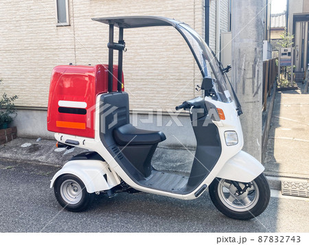 配達中のフードデリバリーのバイク 87832743