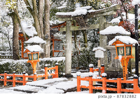 雪の京都東山　八坂神社 87832882