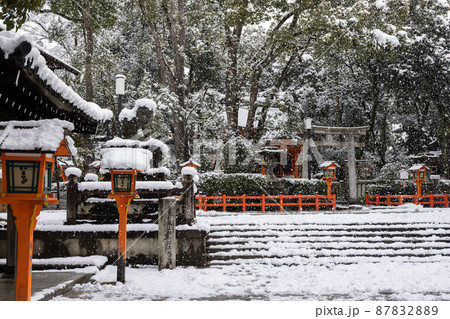 雪の京都東山　八坂神社 87832889