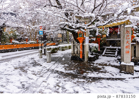 雪の京都東山　祇園白川 87833150