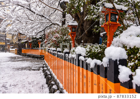 雪の京都東山　祇園白川 87833152