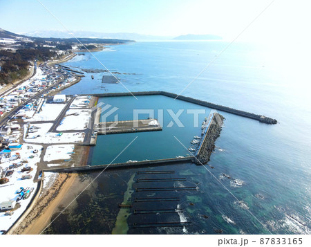 早春の北海道木古内町で釜谷漁港の風景を空撮 早春の北海道木古内町で釜谷漁港の風景を空撮 87833165