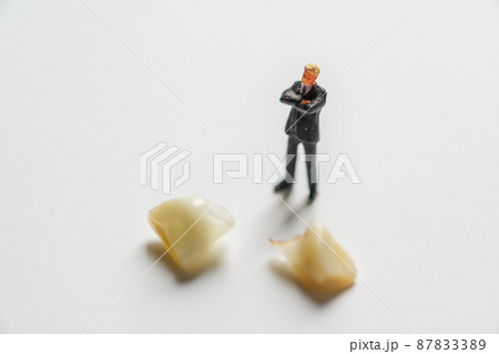 歯の悩みを抱える男性 87833389