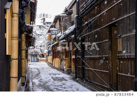 雪の京都東山 祇園切通し 雪の京都東山 祇園切通し 87833464