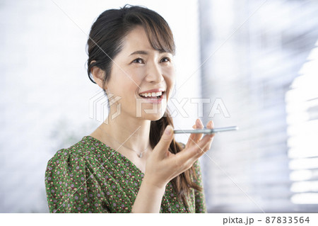 スマートフォンで通話するミドルの女性　音声入力　イメージ 87833564