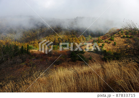 高ポッチ高原の展望台から望む秋の高原 87833715