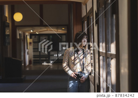 日本庭園を散策して写真を撮るカメラ女子 87834242