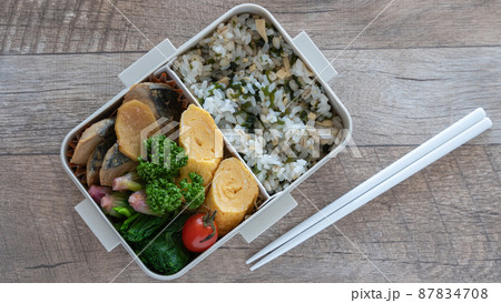 四角い弁当箱の日本食のお弁当（ランチボックス）鯖の味噌煮 87834708