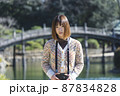 日本庭園を散策して写真を撮るカメラ女子 87834828