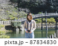 日本庭園を散策して写真を撮るカメラ女子 87834830