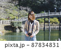 日本庭園を散策して写真を撮るカメラ女子 87834831